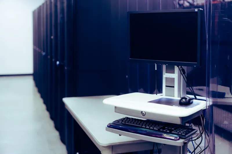 営業部門向けノートPC刷新で外出先業務を効率化
